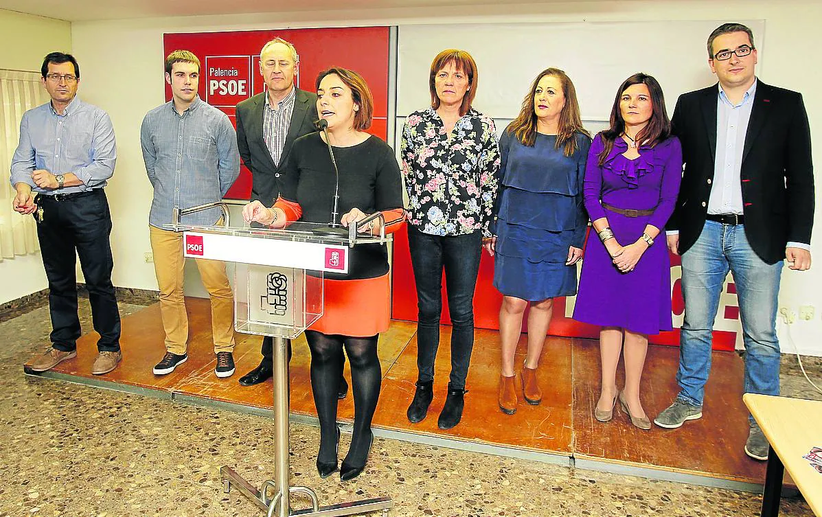 La secretaria del PSOE, Miriam Andres, ayer, con los candidatos.
