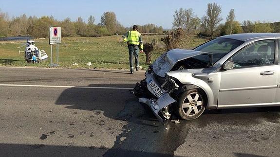 Fallece una mujer en la colisión frontal de dos turismo. 