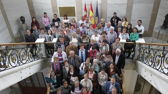 Vecinos de los tres municipios posan con los responsables de la Diputación.