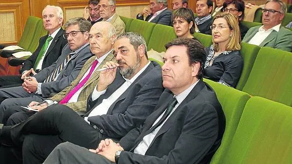 Carlos Fernández Carriedo, presidente del PP, en primer término, junto a Carlos Aganzo, director de El Norte de Castilla;Vicente Villagrá, presidente de la Cámara de Comercio; y Ángel de las Heras, director general de El Norte, siguen el debate.