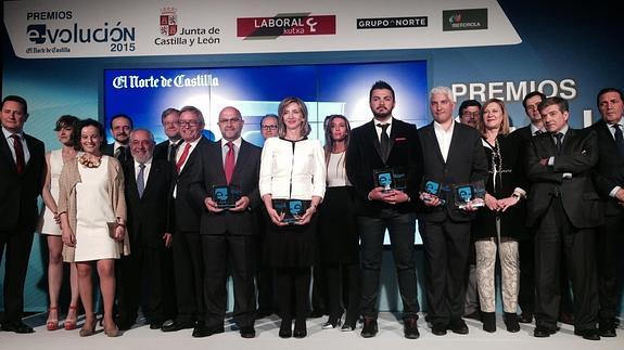 Foto de familia de los ganadores, miembros del jurado y de El Norte de Castilla en los Premios e-volución 2015.