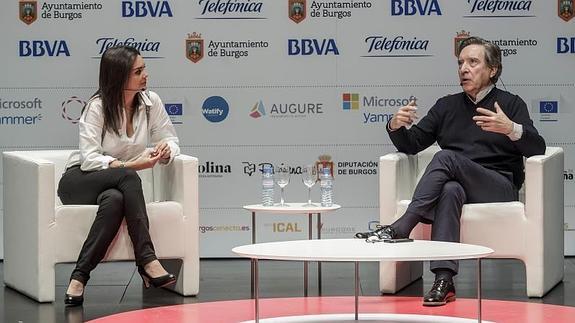 Mónica Carrillo e Iñaki Gabilondo durante el congreso iRedes en Burgos. 