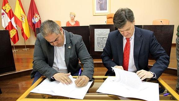 El alcalde de Turégano, Juan Montes, y Francisco Vázquez, en el momento de la rública del convenio. 