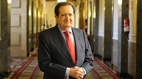 Juan José Lucas posa en uno de los pasillos del Senado.