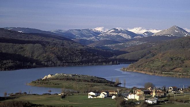 Localidad de Vañes y embalse de Requejada.. 