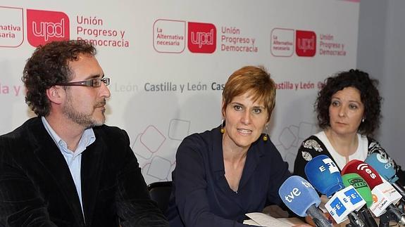Carolina Martín, en el centro, junto a Rodrigo Alzaga y Águeda Arranz. H. Sastre