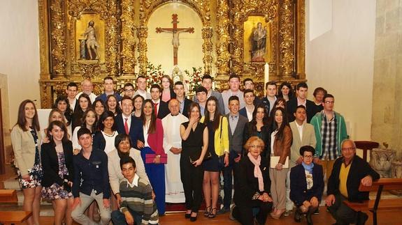 El Cardenal Arzobispo de Valladolid junto a los jóvenes confirmados, catequistas y párroco durante su visita a Pedrajas de San Esteban. 