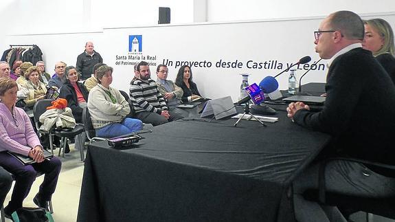 Pedro Luis Huerta, junto a la alcaldesa de Aguilar, se dirige a los alumnos del curso, durante la inauguración.