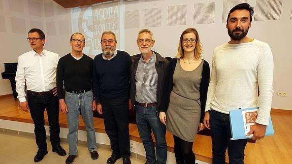 El secretario de Participación Sindical e Institucional de UGT, Fréderic Monell; el secretario en Palencia, Julián Martínez; el secretario general, Cándido Méndez; el secretario regional, Agustín Prieto; la responsable del departamento de Juventud, Sylvia Sazatornil; y el presidente del Consejo de la Juventud regional, Roberto López, de izquierda a derecha.