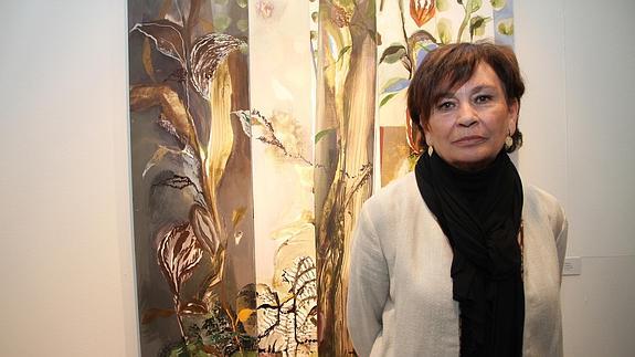  artista Eloísa Sanz posa junto a una de sus obras,
