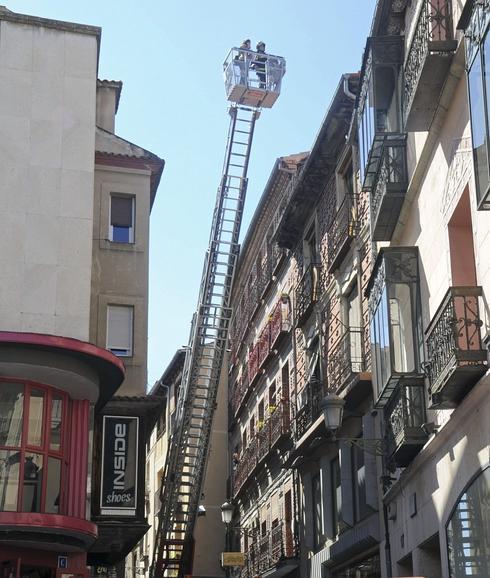 Autoescala para la inspección de la muralla. 
