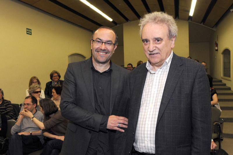 Jesús Marchamalo y Manuel Longares, ayer en la Biblioteca pública de Castilla y León. 