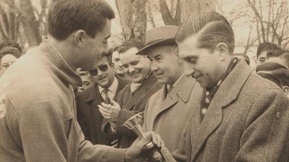 Benito Sanz de la Rica entrega el trofeo de ganador de campo a través al atleta juvenil José Miguel Ortega, a principios de los años 60.