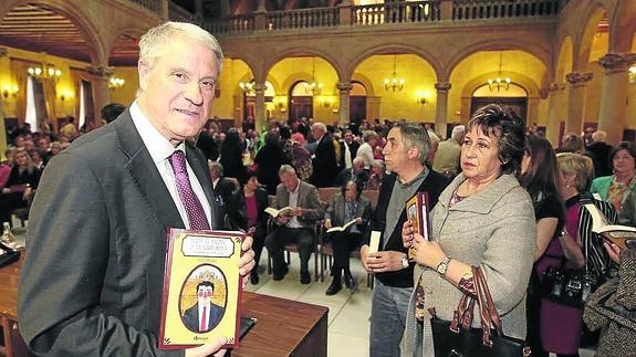 Jesús Málaga muestra su libro de memorias durante la presentación celebrada en el Casino.