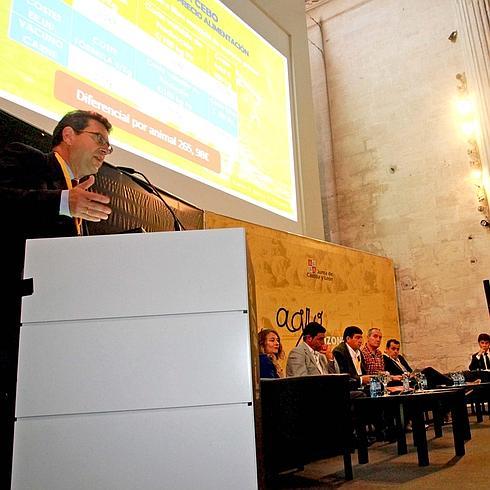 El gerente de Asoprovac, Javier López, durante su intervención en la primera mesa redonda. 