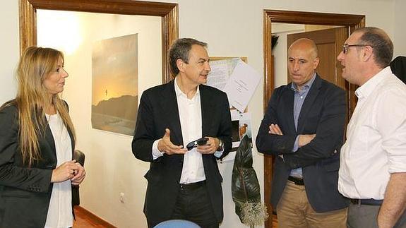 Instante de la visita del expresidente del Gobierno a la redacción. 