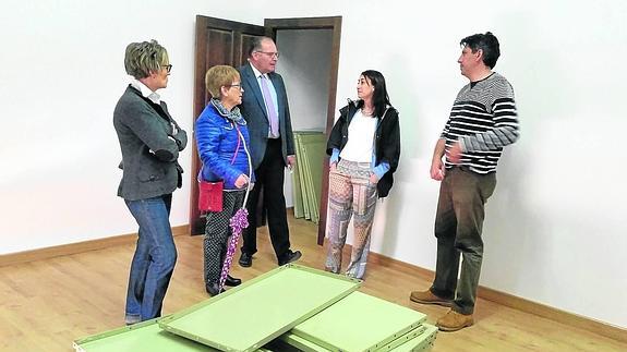 La presidenta de la Diputación, Ana Asenjo, y el alcalde, Mario Granda, en el centro, con dos concejalas y el arquitecto, en la visita.