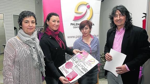 María del Río, Nerea Vián, Merche Blanco y Juan Carlos Martínez, de izquierda a derecha, en la presentación de la campaña del Día de la Madre, en el comercio Luchértola.