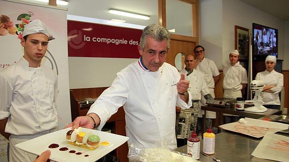 Philippe Urraca entrega un plato con pasteles elaborados durante la sesión en la Escuela de Hostelería. 