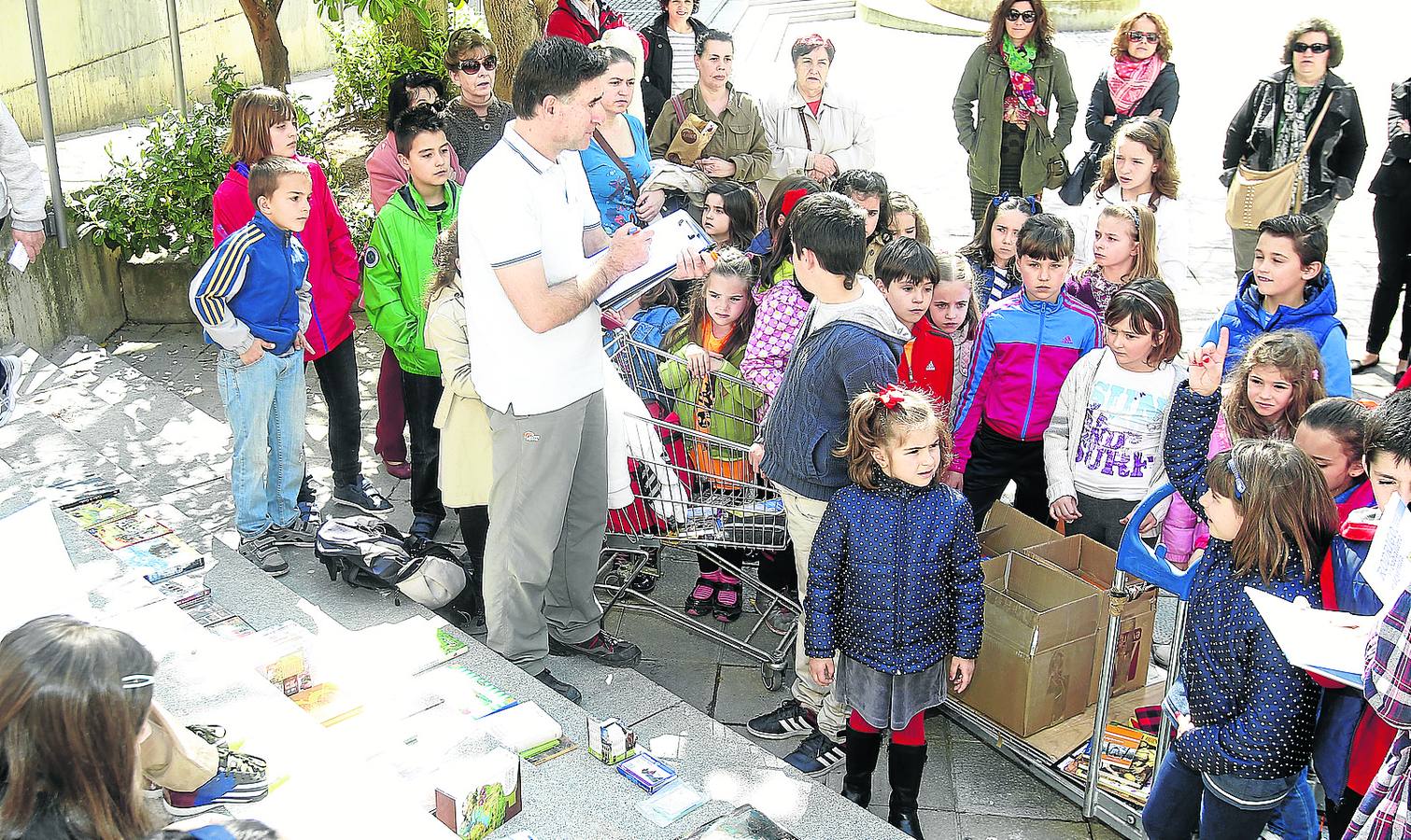 Niños participantes en la gincana organizada por la Ruta Natural en la plaza de Mariano Timón.