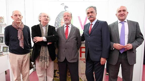 De izquierda a derecha, el director de la Fundación Jorge Guillén, Antonio Piedra; el poeta Antonio Colinas; el alcalde de Valladolid, Javier León de la Riva; el filólogo Alberto Gómez Font; y el presidente de la Diputación de Valladolid, Jesús Julio Carnero 
