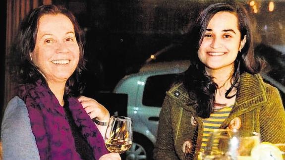 Montserrat González junto a su hija Triana Martínez, ambas en prisión por el supuesto asesinato de Isabel Carrasco.