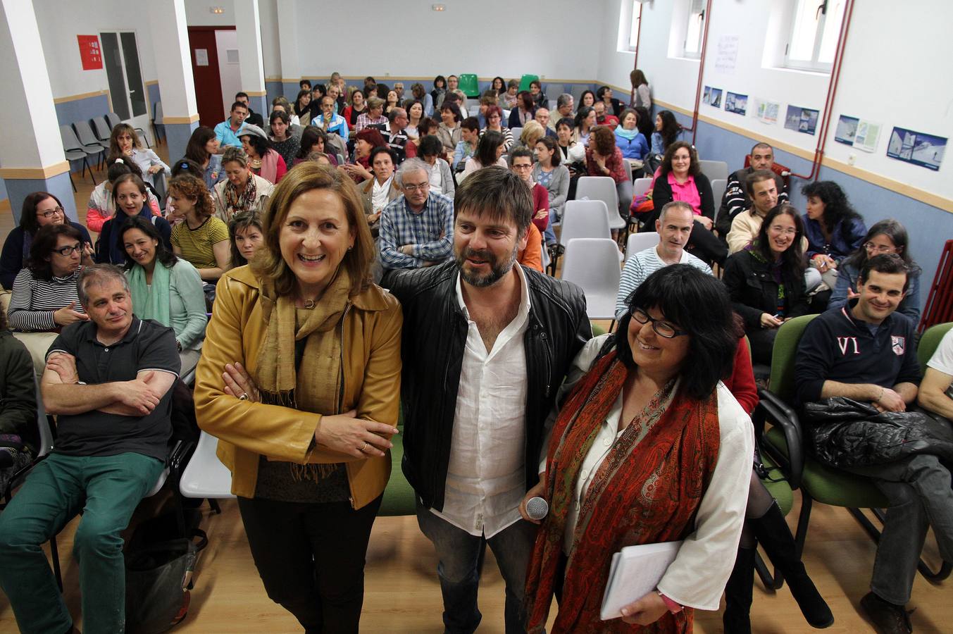 José Ramón Gamo, en el centro, antes de la ponencia impartida este viernes en el instituto de La Albuera.