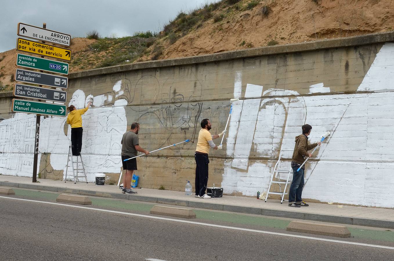 Cuatro de los siete artistas trabajan sobre el muro de la avenida de Salamanca, entre los puentes de Hispanoamérica y Arturo Eyries 