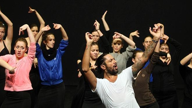 El bailarín y coreógrafo Rafael Amargo ofrece una clase magistral a los alumnos de la Escuela Profesional de Danza de Castilla y León 