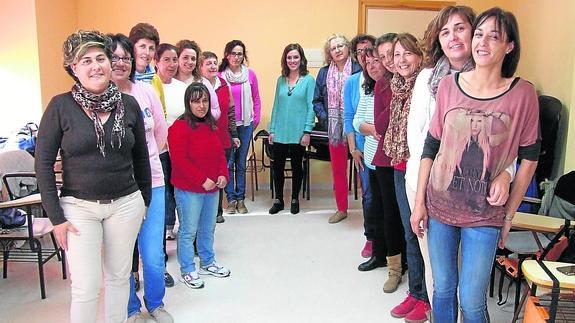 Las alumnas del curso impartido por la Asociación Solidaridad Intergeneracional posan a ambos lados de la profesora Marina Hernández.