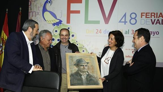 Fermín Herrero, en el centro, en el momento de recibir el Premio de la Crítica de Castilla y León.