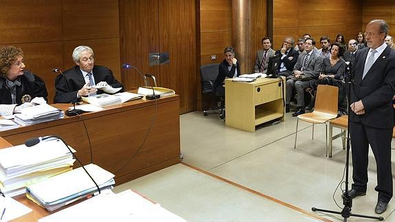 El alcalde de Valladolid, Javier León de la Riva, responde a las preguntas de la fiscal al inicio del juicio.