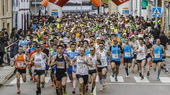 Los atletas toman la salida en la Xedición de la Media Maratón de Ciudad Rodrigo por las calles de Sancti-Spíritus