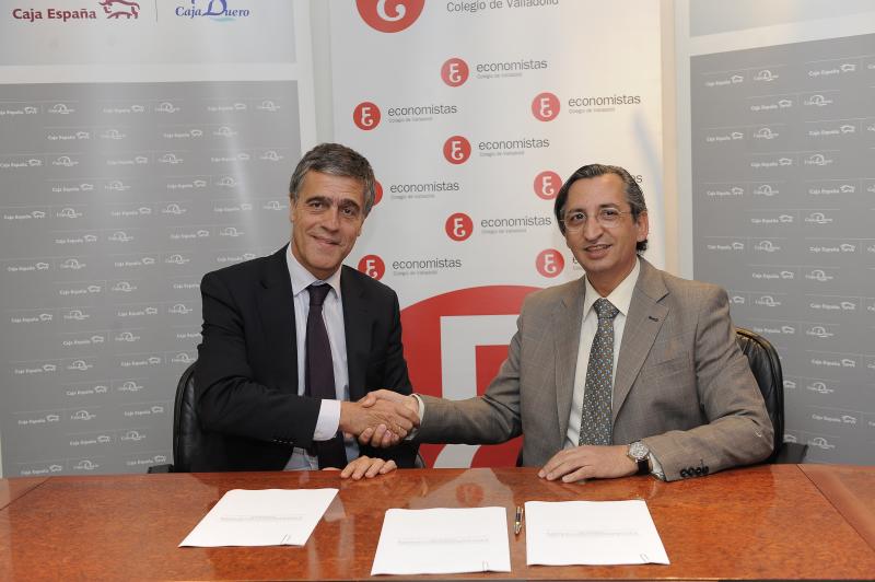 Eduardo Luis López Enríquez, director territorial de Caja España-Duero en Valladolid tras la firma del acuerdo con el presidente del Colegio de Economistas, Juan Carlos de Margarida. 