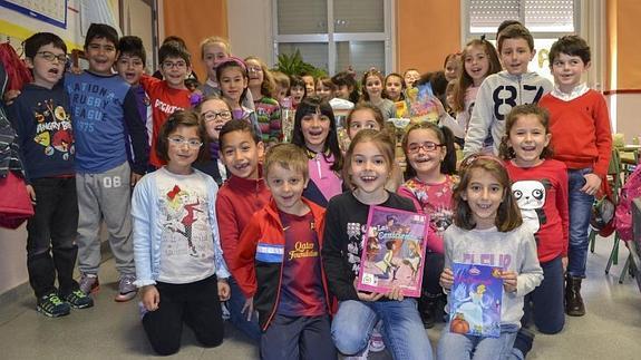 Alumnos de la clase que ha trabajado el cuento de 'La cenicienta'