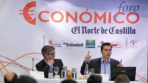 Javier Santiso, a la derecha, y José I. Foces, subdirector de El Norte de Castilla, durante la intervención del empresario en el Foro económico.