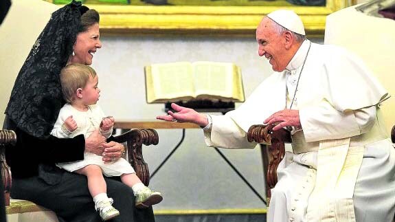 Leonore de Suecia en el regazo de la reina Silvia junto al Papa Francisco en el Vaticano. 