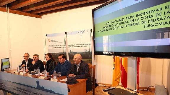 La consejera de Agricultura y Ganadería, Silvia Clemente, explica las actuaciones realizadas en los procesos de concentración parcelaria en los municipios de Pedraza, Santiuste de Pedraza y Torre Val de San Pedro. 