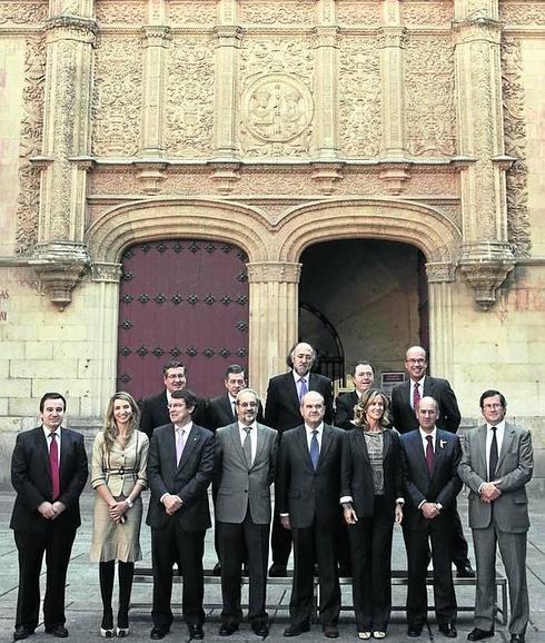 Fotografía de familia de los miembros de la Comisión Interinstitucional del 2018 junto a la fachada de las Escuelas Mayores de la Universidad de Salamanca. Desde entonces, la comisión, que marcará el desarrollo de los actos conmemorativos del VIII Centenario, no ha vuelto a reunirse. 