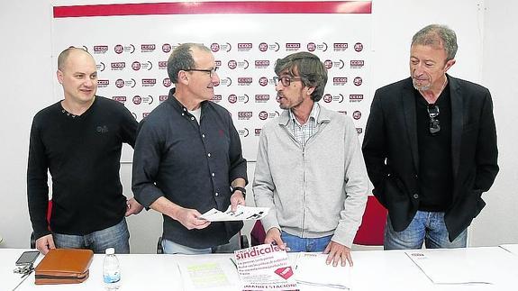 Cosmin Graur y Julián Martínez, de UGT, con Luis González y Juan Carlos González, de CC OO, al comenzar la rueda de prensa en la sede ugetista.