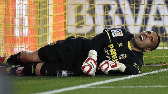 El portero del Villarreal Sergio Asenjo se queja en el suelo tras lesionarse. 