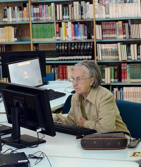 Una mujer, con los nuevos ordenadores de la biblioteca de Pajarillos, el pasado otoño.