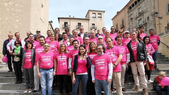 Foto de familia de los candidatos de UPyD en la plaza de San Martín de Segovia. 