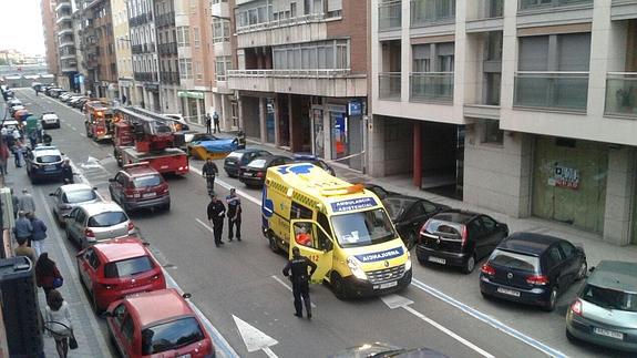 La ambulancia y la Policía Municipal en la calle Panaderos. 