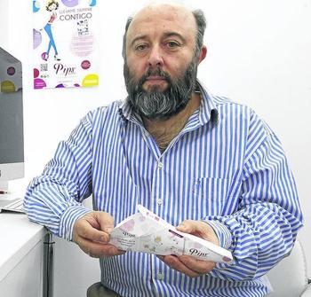 Juan Carlos Cortés, creador del facilitador urinario femenino. 