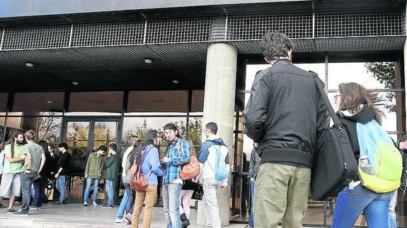 Estudiantes de la Usal, a las puertas del edificio FES. 