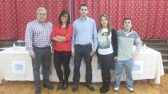 Javier Fernández, en el centro, con otros compañeros de candidatura.