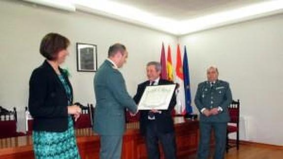 Jesús Pastor entrega la distinción a Víctor Manuel García. 