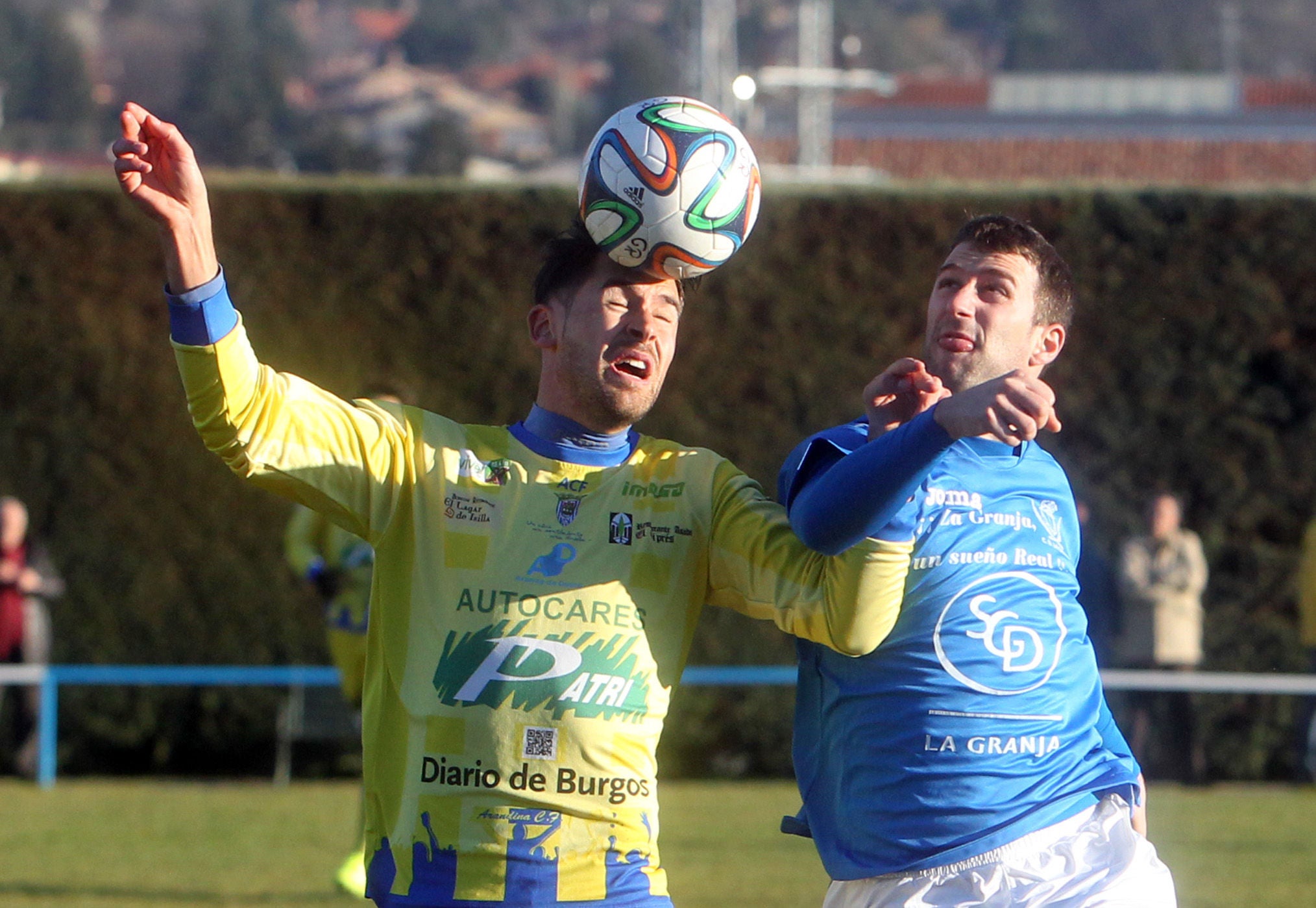 Mario pugna con el arandino Borja Plaza durante el duelo de ida. 