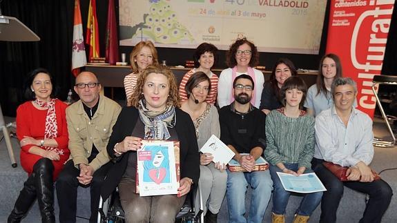 Rocío Bustamante, con micrófono, entre los finalistas del concurso.